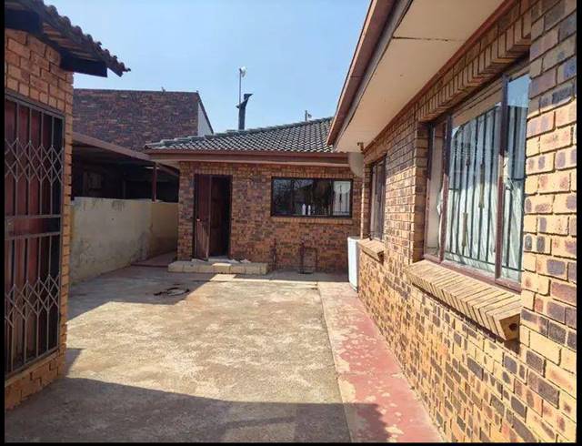 4 BEDROOM HOUSE FOR SALE IN KATLEHONG SOUTH